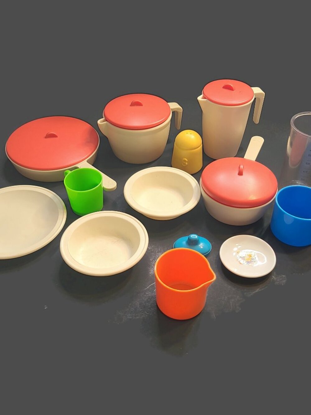 LOT OF 18 Vintage Pretend Play Kitchen Toys Dishes Pots Pans Lids Measuring Cups